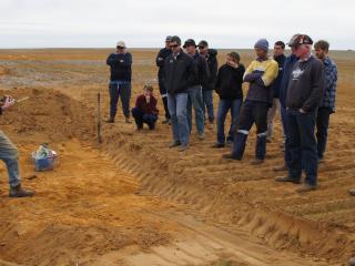 Department of Agriculture and Food researcher Steve Davies speaks to the group at Carnamah about the depth of lime incorporation achieved by an off-set disc.